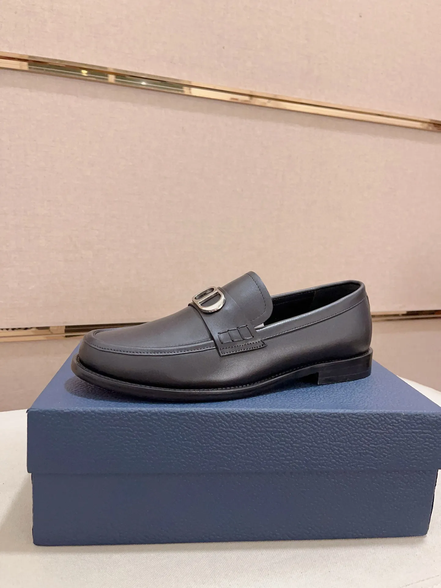 Men's shoes 💰: 560💰 High-end version of Dior Dior's new series. Famous actors and internet celebrities wear super popular designs. The sculptures of French artist Niki de Saint Phalle are designed as rings. Material: Imported original material ➕Painted cowhide Foot pads: cowhide Outsole: Rubber outsole Men's shoe size: 38~44 Can be customized to size 45
